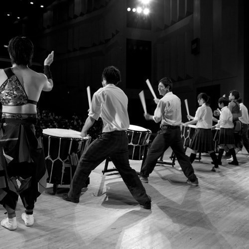 学校:ホールで高校生